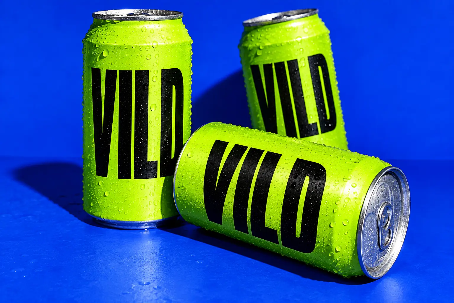 VILD-koncept: elektrisk limegrøn emballage i en intens blå reklamekampagne